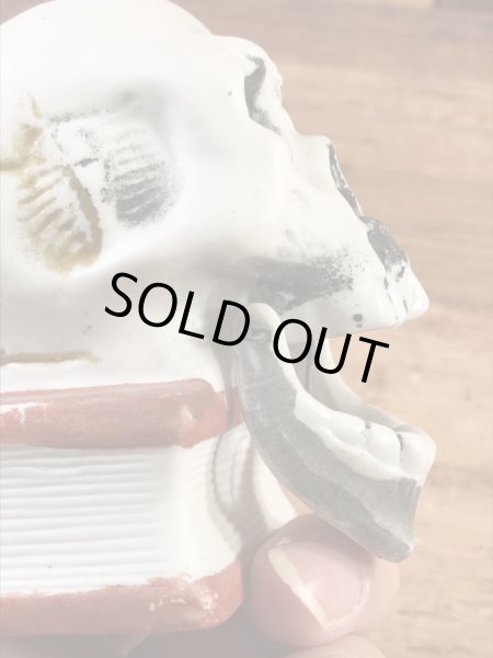 スカルオンブックの陶器製の50年代ビンテージマッチホルダー