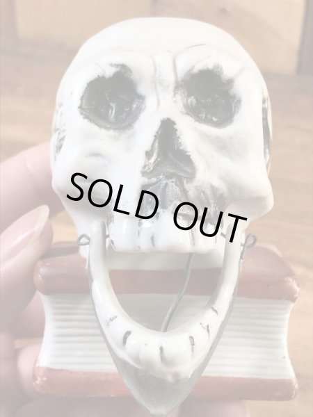 スカルオンブックの陶器製の50年代ビンテージマッチホルダー