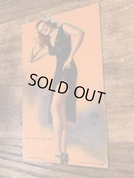 Thumb Fun, Eh, Kid?のメッセージが書かれたピンナップガールの40’sヴィンテージカード