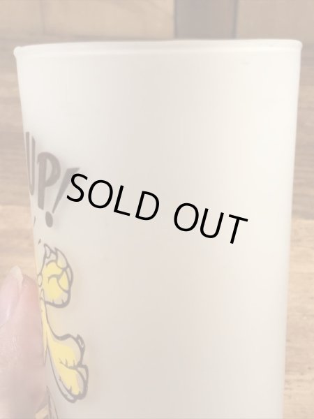 “Bottoms Up!”のメッセージが書かれたキツツキのキャラクターの60年代ビンテージグラス