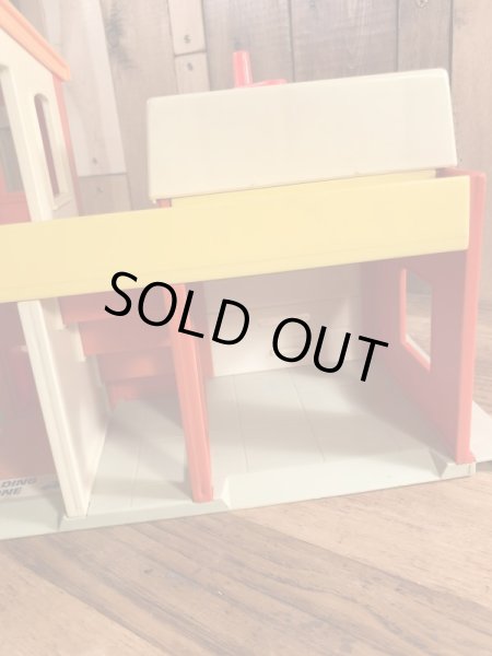 フィッシャープライス社製のリトルピープルの70年代ビンテージプレイハウス