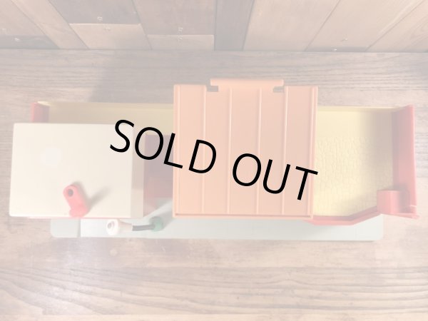 フィッシャープライス社製のリトルピープルの70年代ビンテージプレイハウス