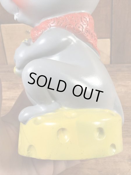 Russ Berrie社製のチーズの上のネズミの70’sヴィンテージコインバンクドール