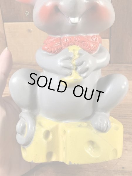 Russ Berrie社製のチーズの上のネズミの70’sヴィンテージコインバンクドール