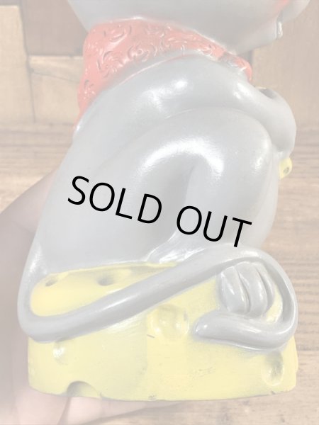 Russ Berrie社製のチーズの上のネズミの70’sヴィンテージコインバンクドール