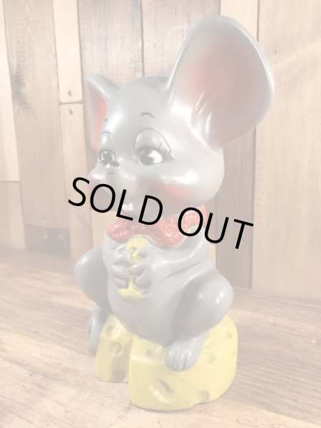 Russ Berrie社製のチーズの上のネズミの70’sヴィンテージコインバンクドール