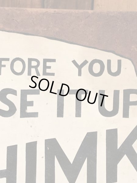 “Before You Louse It Up Thimk”のメッセージが書かれた木製の60年代ビンテージ壁掛け