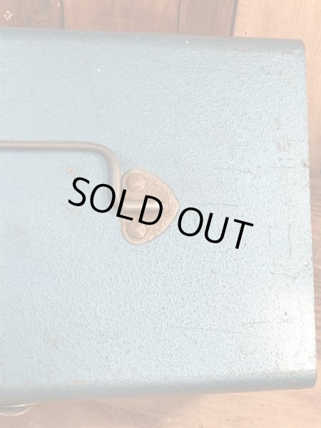 メタリックブルーの金属製の50〜60年代ビンテージ工具箱