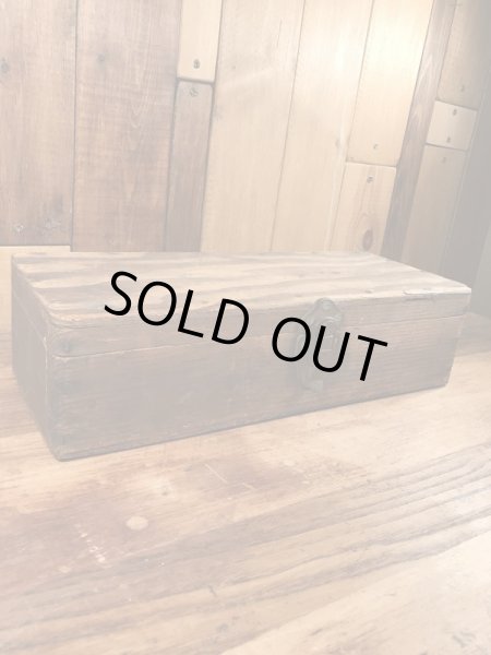 蝶番が付いた木製のアンティーク工具箱