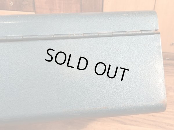 メタリックブルーのメタル製の50〜60’sヴィンテージツールボックス