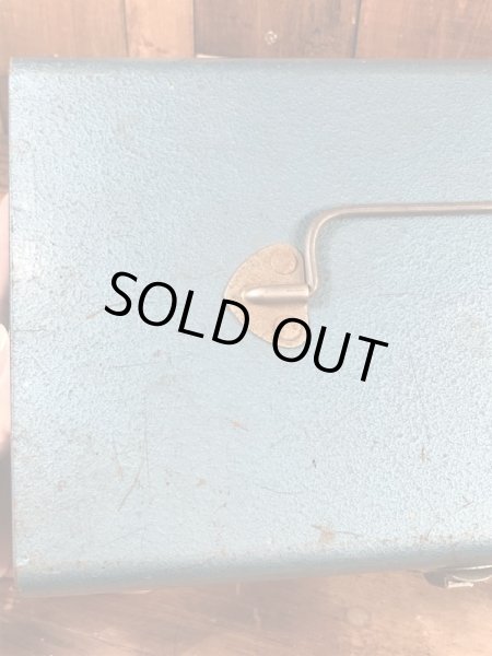 メタリックブルーのメタル製の50〜60’sヴィンテージツールボックス