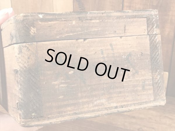 蝶番が付いた木製のアンティーク工具箱