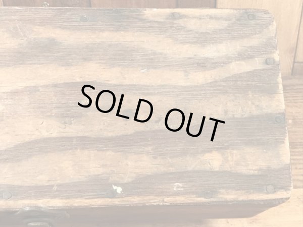 蝶番が付いた木製のアンティーク工具箱