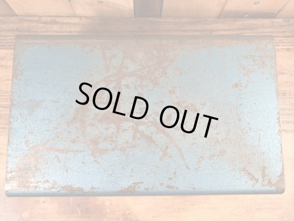 メタリックブルーのメタル製の50〜60’sヴィンテージツールボックス