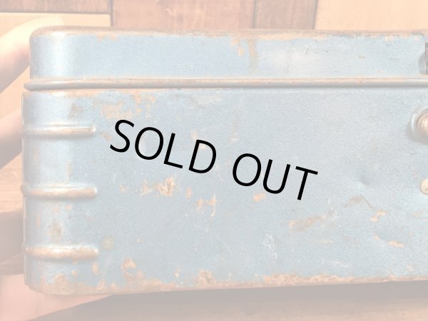 メタリックブルーのメタル製の50〜60’sヴィンテージツールボックス