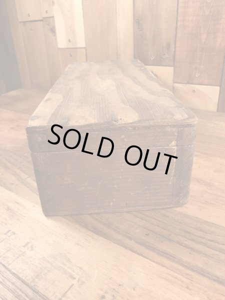 蝶番が付いた木製のアンティーク工具箱