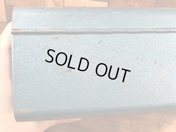 メタリックブルーの金属製の50〜60年代ビンテージ工具箱