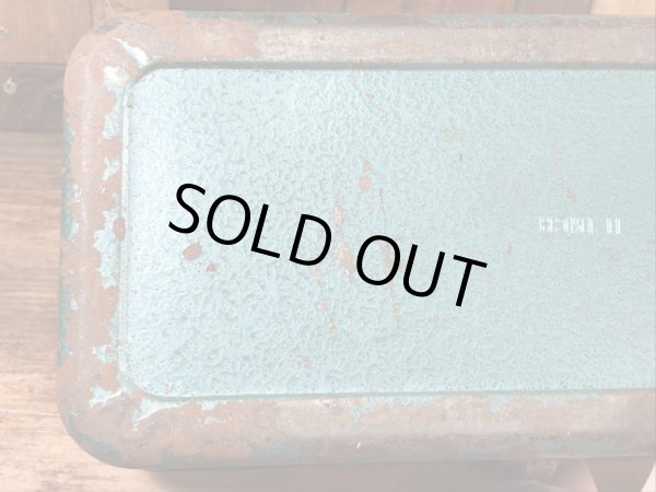 メタリックグリーンの金属製の50〜60年代ビンテージ工具箱