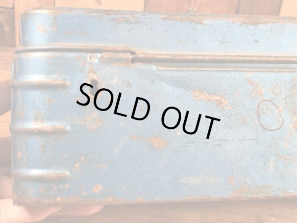 メタリックブルーの金属製の50〜60年代ビンテージ工具箱