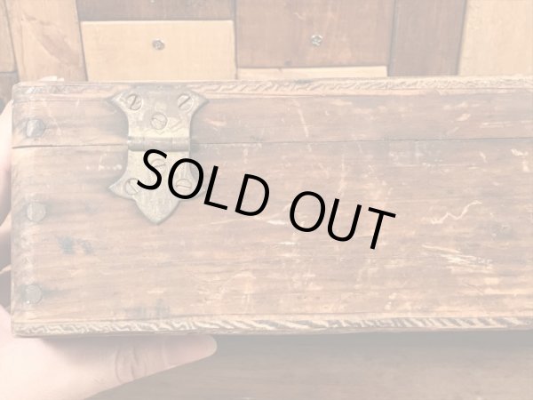 蝶番が付いたウッド製のアンティークツールボックス