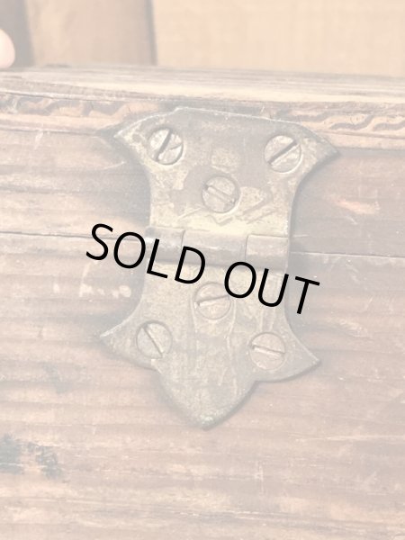 蝶番が付いた木製のアンティーク工具箱