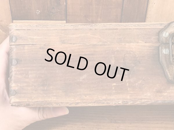 蝶番が付いたウッド製のアンティークツールボックス