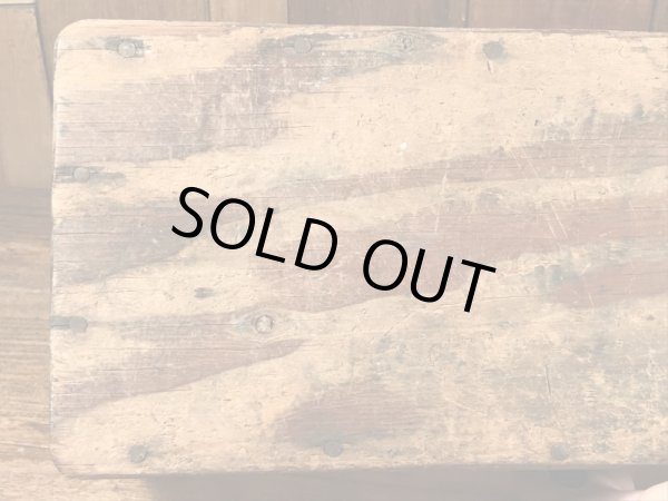 蝶番が付いたウッド製のアンティークツールボックス