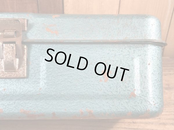 メタリックグリーンの金属製の50〜60年代ビンテージ工具箱