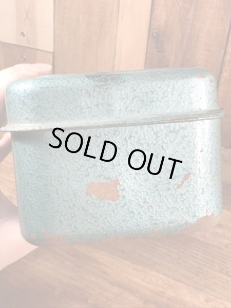 メタリックグリーンのメタル製の50〜60’sヴィンテージツールボックス