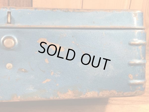 メタリックブルーの金属製の50〜60年代ビンテージ工具箱