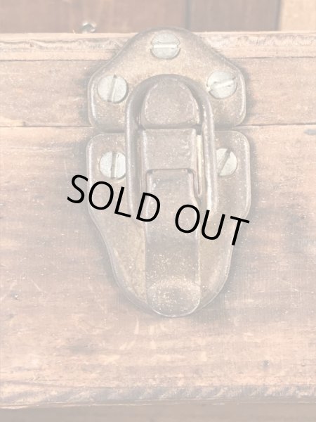 蝶番が付いたウッド製のアンティークツールボックス