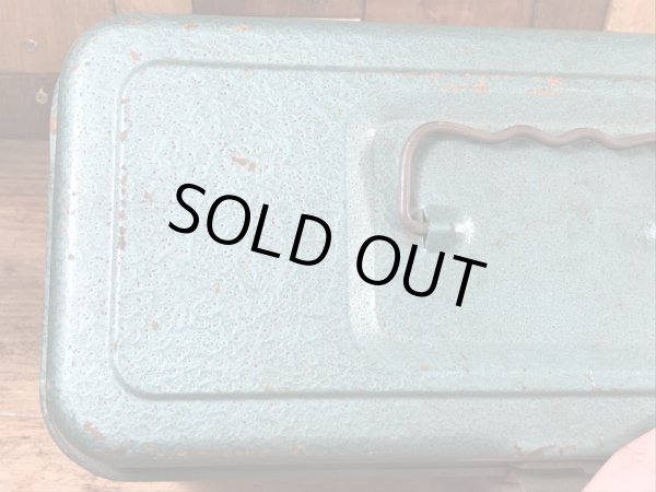 メタリックグリーンの金属製の50〜60年代ビンテージ工具箱