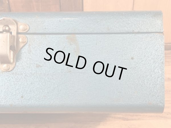 メタリックブルーの金属製の50〜60年代ビンテージ工具箱