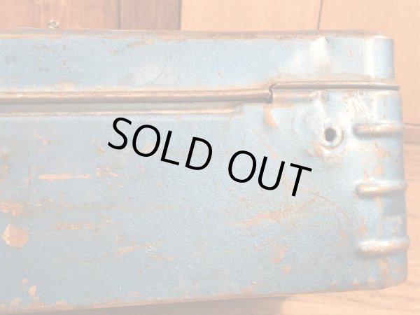 メタリックブルーのメタル製の50〜60’sヴィンテージツールボックス