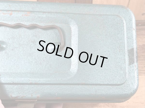 メタリックグリーンのメタル製の50〜60’sヴィンテージツールボックス