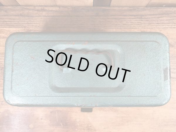 メタリックグリーンの金属製の50〜60年代ビンテージ工具箱