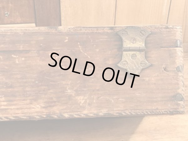 蝶番が付いた木製のアンティーク工具箱