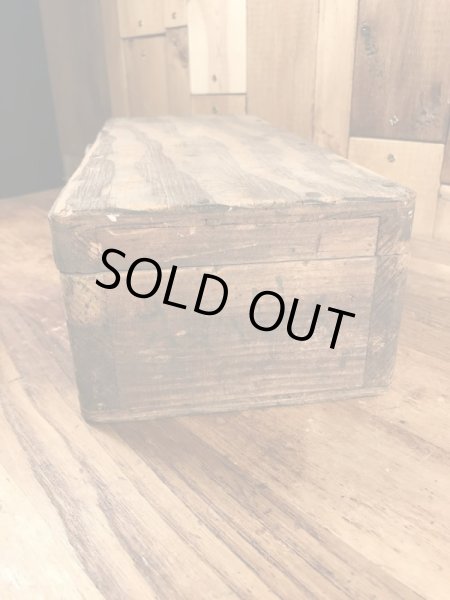 蝶番が付いたウッド製のアンティークツールボックス