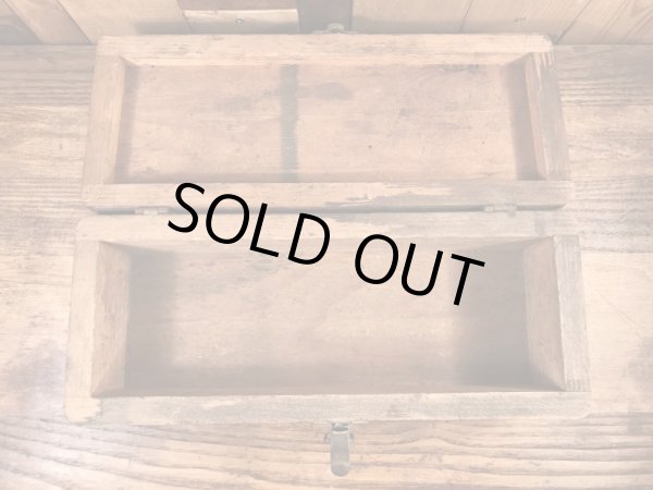 蝶番が付いた木製のアンティーク工具箱