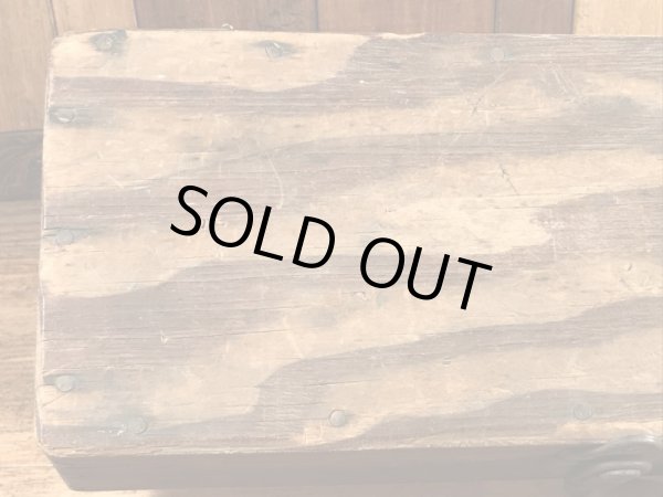 蝶番が付いたウッド製のアンティークツールボックス