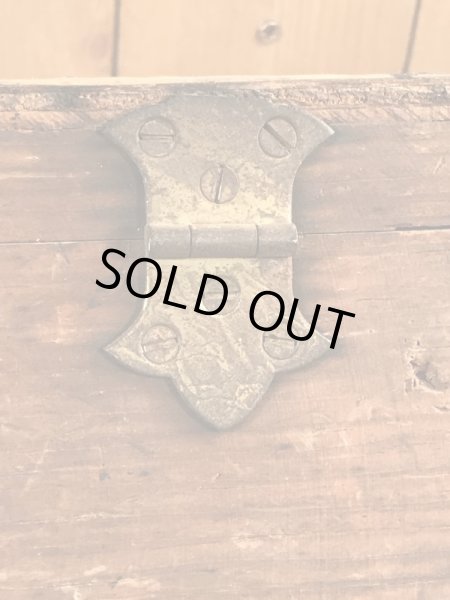 蝶番が付いたウッド製のアンティークツールボックス