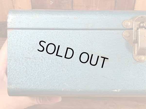 メタリックブルーのメタル製の50〜60’sヴィンテージツールボックス