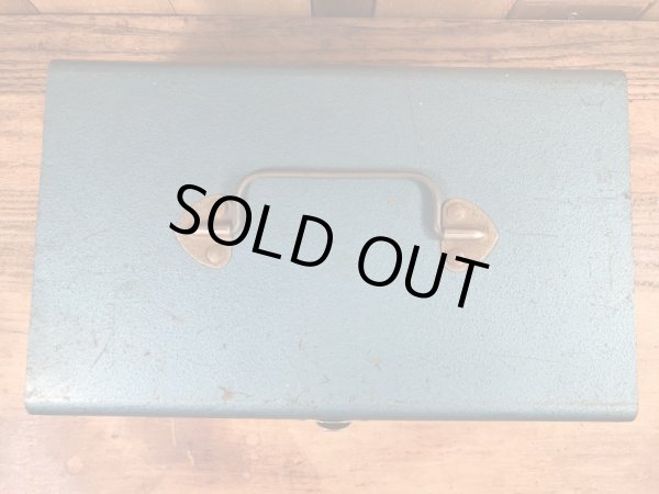 メタリックブルーの金属製の50〜60年代ビンテージ工具箱