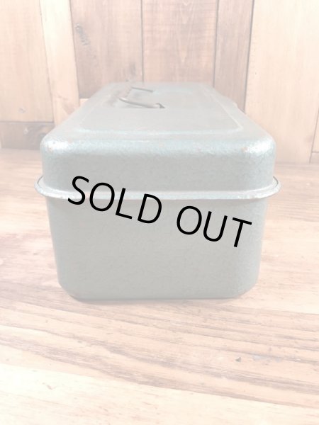 メタリックグリーンの金属製の50〜60年代ビンテージ工具箱