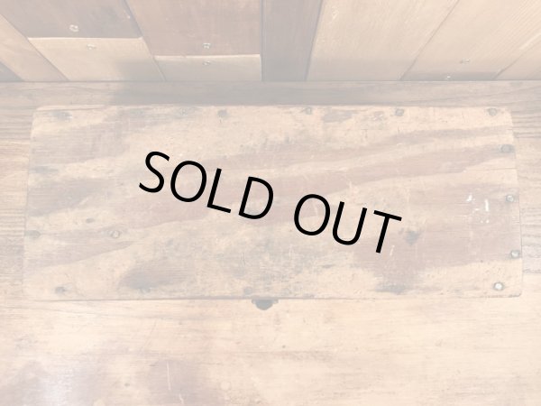 蝶番が付いたウッド製のアンティークツールボックス