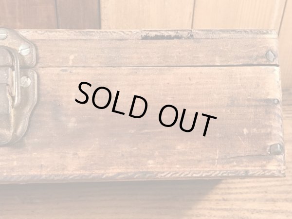 蝶番が付いた木製のアンティーク工具箱