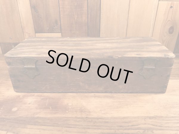 蝶番が付いたウッド製のアンティークツールボックス