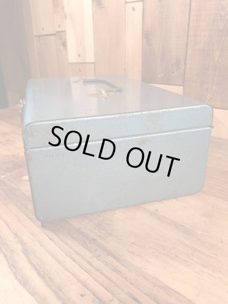 メタリックブルーのメタル製の50〜60’sヴィンテージツールボックス