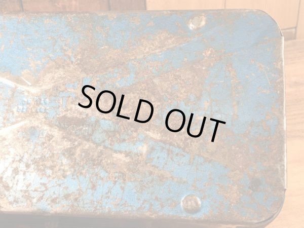 メタリックブルーの金属製の50〜60年代ビンテージ工具箱