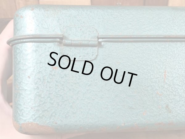 メタリックグリーンの金属製の50〜60年代ビンテージ工具箱